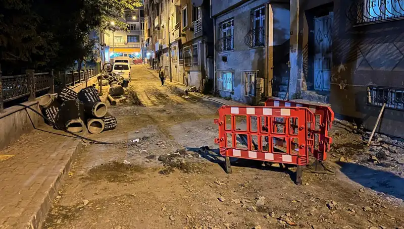 Bayrampaşa'da Altyapı Çalışmaları Sırasında Şok Eden Olay: Rögar Kapağı Patladı!