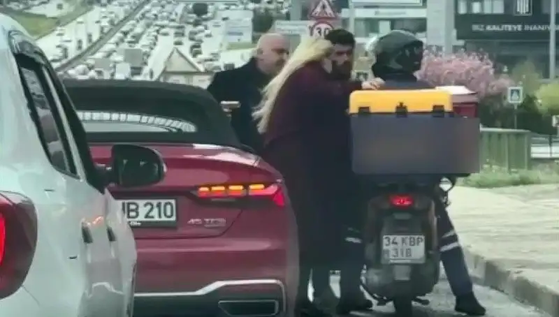 D-100'de Korku Dolu Anlar: Motokuryeye Silah Çeken Sürücü Gözaltında