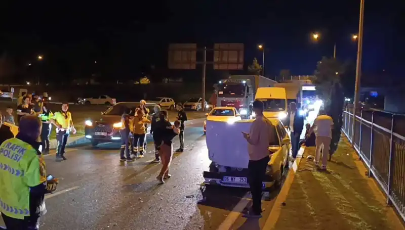 Otoyolda Gerçekleşen Kuralsız Geri Dönüş Kazasında Dört Kişi Yaralandı