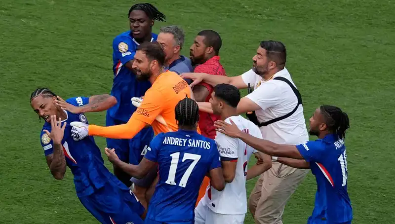 Dev Finalin Ardından Gergin Anlar: Teknik Direktör Futbolcuya Yumruk Attı!