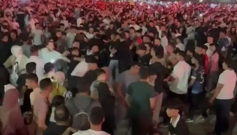 Bıçaklı Kavga Konserde Şok Etkisi Yaratırken Üç Kişi Yaralandı