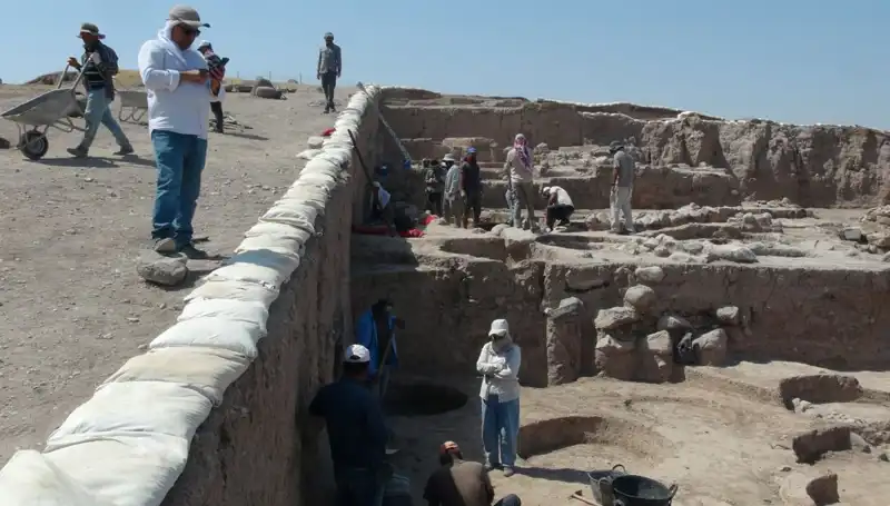 Kilis'teki Oylum Höyük'te Sıcak Hava Dinlemeden Kazı Çalışmaları Devam Ediyor