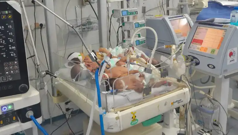 Gazze Hastanelerinde Acil Durum: Bebekler Bir Kovözde Hayata Tutunmaya Çalışıyor