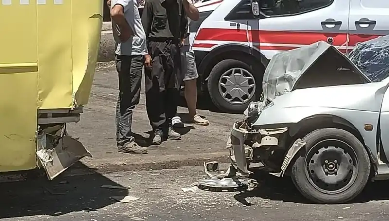 Halk Otobüsü ile Otomobil Çarpıştı: Kazada İki Kişi Yaralandı