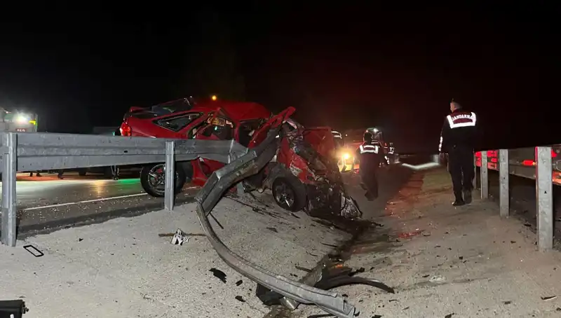 Bariyerlere Çarpan Otomobil Feci Kazaya Neden Oldu: 2 Can Kaybı