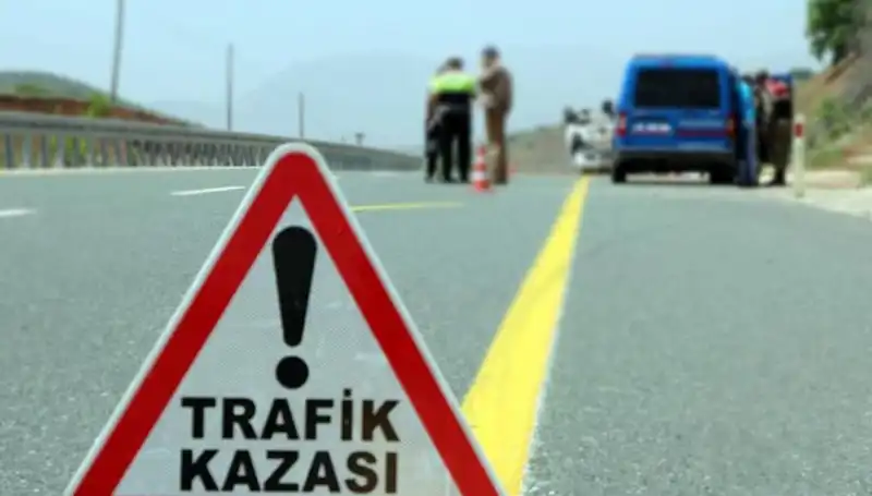 Otomobil ile Hafif Ticari Araç Çarpıştı: 6 Kişi Hayatını Kaybetti, Olay Şok Etti