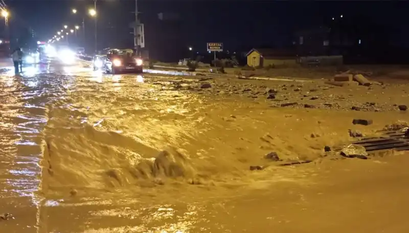 Konya ve Ankara'da Sel Felaketi: Vatandaşlar Umutsuz Bekleyiş İçinde