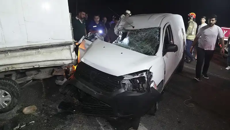 İstanbul'da Feci Kaza: 3 Yaralı, Trafik Durumu Felç Oldu!