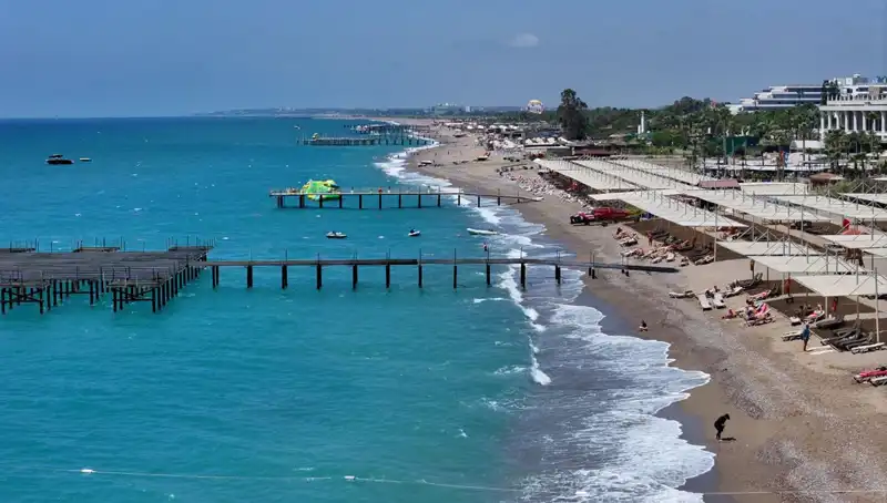 Antalya Sahillerinde Güneşli Hava: Tatilciler İçin Cennet