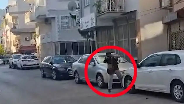 İzmir'de Silahlı Çatışma: Saldırganla Mücadele Anları Kameralara Yansıdı