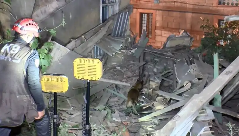 İstanbul’da Deprem Sonrası Korkutan Çöküş: Hasar Alan Bina Yerle Bir Oldu