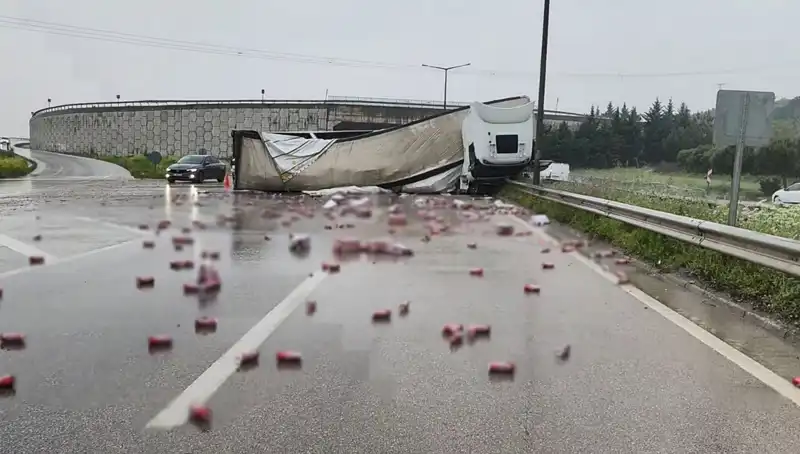 TIR Devrildi: Yolda İçki Felaketi ve Kaza Anı Görüntüleri