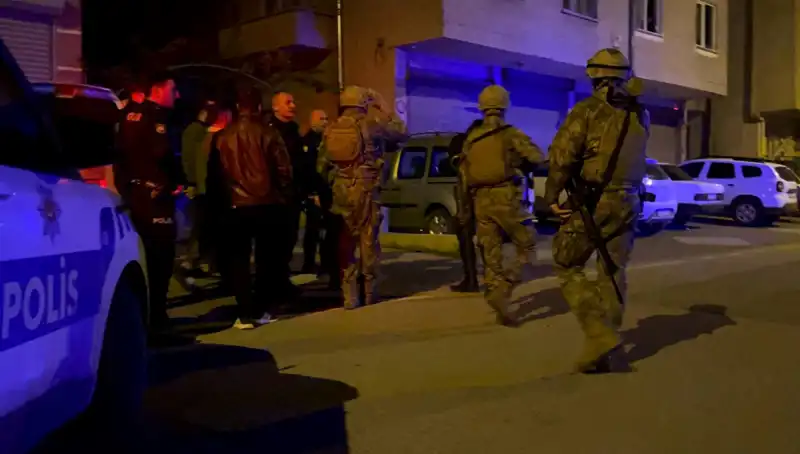 Balkondan Tüfekle Ateş Açan Şahıs Polisle Karşı Karşıya Geldi