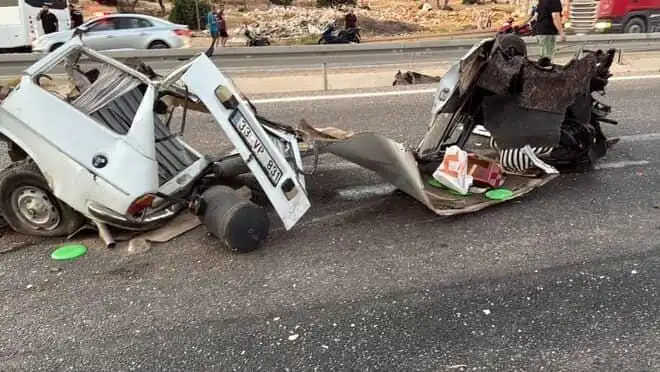 Bariyere Çarpan Araçta Yangın: 1 Ölü, 1 Yaralı Korkutan Kaza