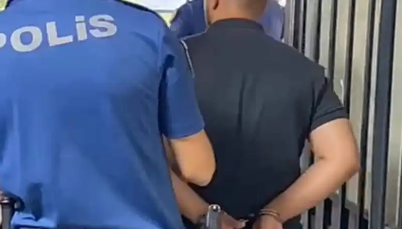 İzmir'de Polise Saldıran Şahsın Tutuklanması: Olayın Ayrıntıları Neler?