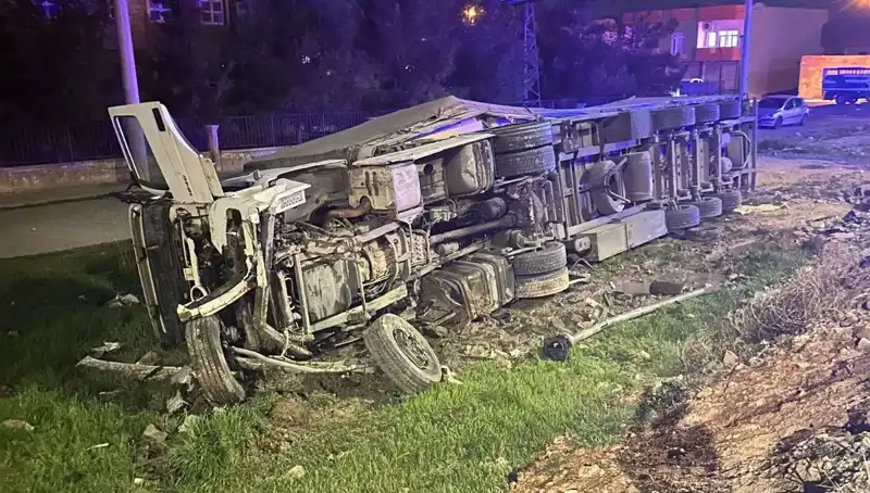 TIR Devrildi: Kazada 6 Kişi Yaralandı, Detaylar Gelişiyor
