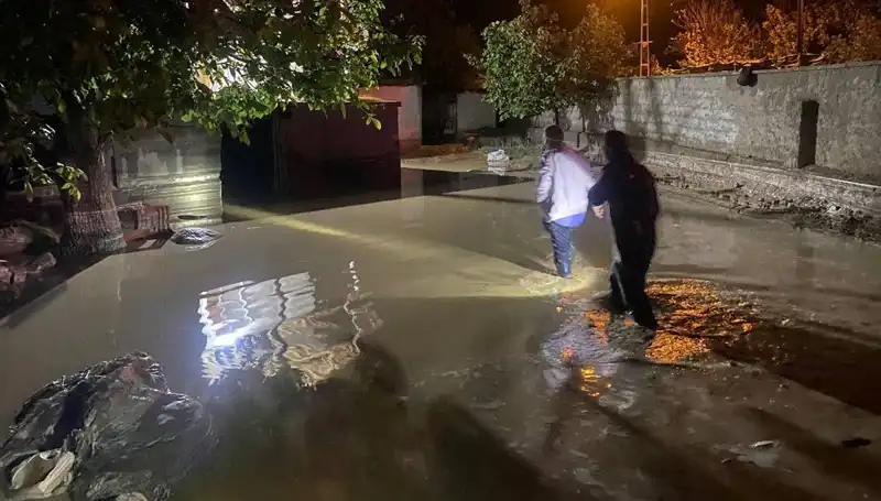 20 Dakikalık Şiddetli Yağış, Evleri Yıktı: 1 Ev Çöktü, 3 Ev Boşaltıldı