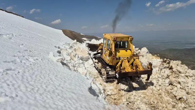 Nisan Ayında 2 Metreyi Aşan Kar, Yol Açma Çalışmalarını Zora Soktu