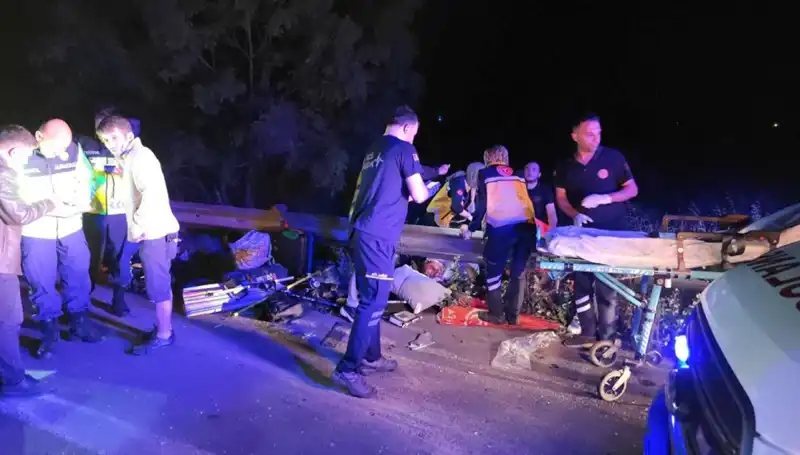 Minibüsten Savrulan Yolcular Kazada Hayatlarını Kaybetti