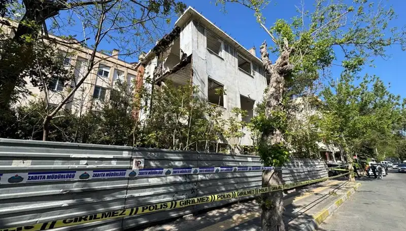 Bakırköy'de Metruk Bina Depremle Kısmen Çöktü, Çevredeki İhmal Tartışma Yarattı