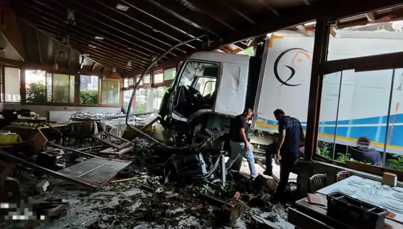 Freni Boşalan Kamyon Restoranın İçine Daldı: Şans Eseriydi!