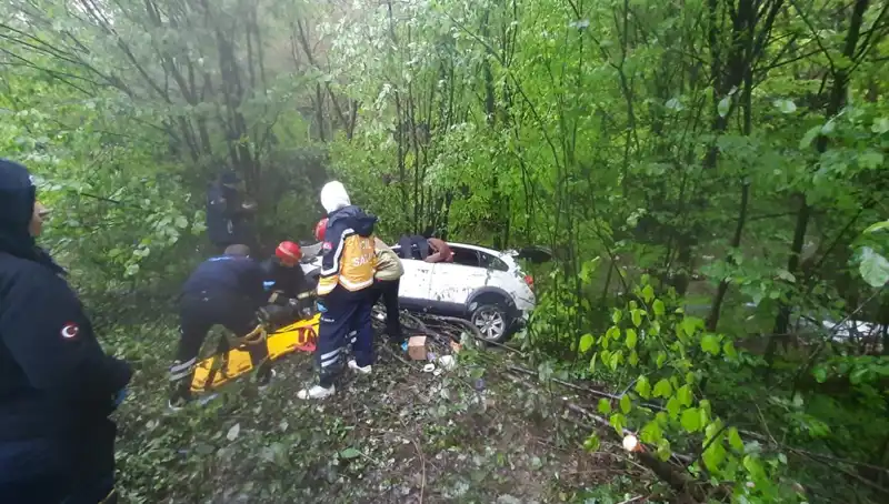 Trafik Kazasında Direksiyon Hakimiyeti Kaybedildi: Ormana Uçan Araçta Ölü ve Yaralılar