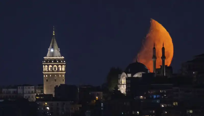 İstanbul’da Yarım Ay Görseli Şehri Büyüledi: Tüm Gözler Oradaydı
