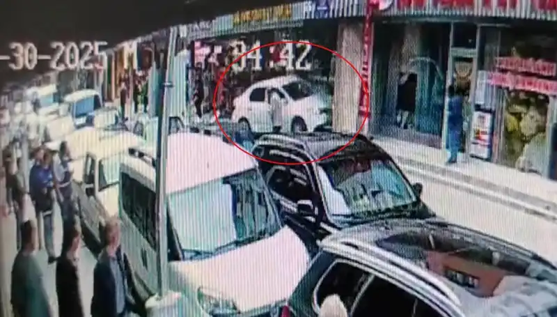 Alkollü Sürücü Mağazaya Daldı: İki Çocuk Kıl Payı Kurtuldu