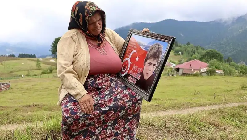 DEM Parti, Eren Bülbül'ün Annesini Unutmadı: Bayram Kutlaması