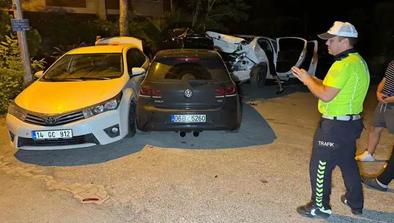 Alkollü Sürücü, Sokağı Kaosa Sürükleyerek Üç Araca Çarptı!