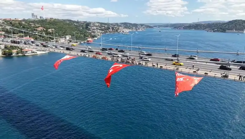 İstanbul'daki Köprüde Dev Türk Bayrağı Coşkusu: Anlamı ve Detayları