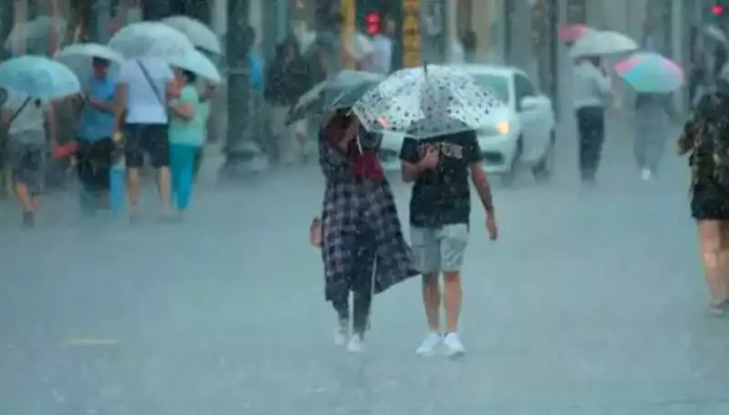 Meteoroloji'nin Uyarısı: Yangın Bölgesinde Kuvvetli Rüzgar, İstanbul'da Sağanak Bekleniyor