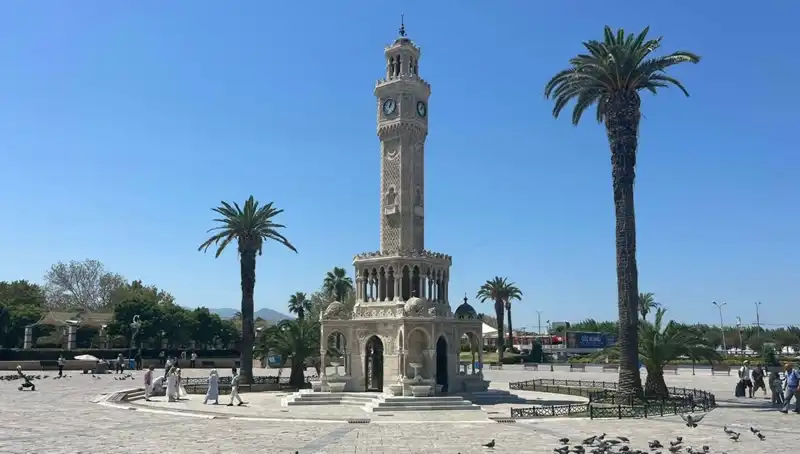 İzmir’de Sıcak Havanın Etkisi: Meydanlar Boş Kaldı, Hava 42 Dereceyi Buldu