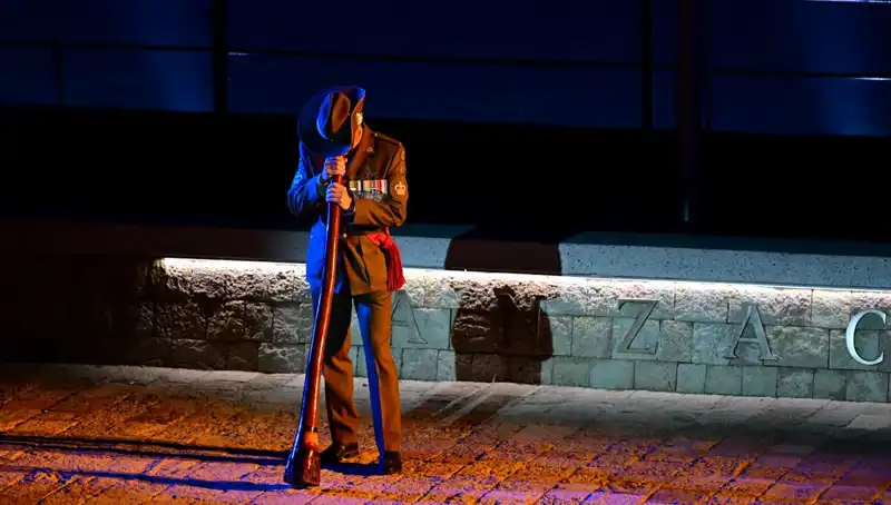 Anzak Koyu'nda Duygusal "Şafak Ayini": Tarihin Derin İzleri