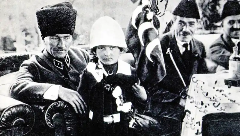 Unutulmaz Fotoğrafın Peşindeki Hikaye: O Şapkanın Altında Bir Bayram Doğdu