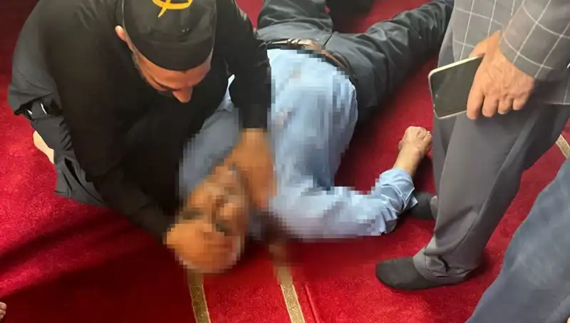 Camide Namaz Kılan Adamın Bıçaklanması: Şok Edici Olay Detayları