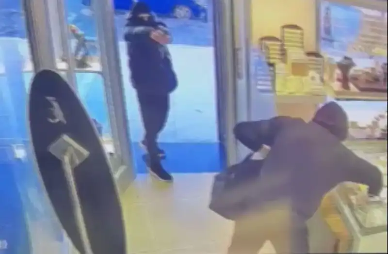 Ümraniye'de Maskeli Soygun Girişimi: Silahlı Kişiler Suçüstü Yakalandı