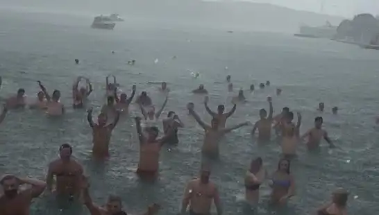 İstanbul’da Bebek Plajı’nda Yağmura Rağmen Denize Girenler Şaşırttı