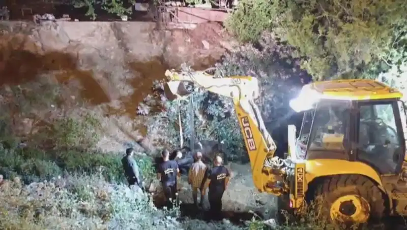 Hatay'da Kurtarma Ekibi, İneği Suyun İçinden Çıkardı