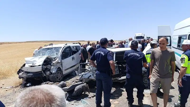 Otomobil ile Hafif Ticari Araç Çarpıştı: 4 Kişi Hayatını Kaybetti, 1 Kişi Yaralı
