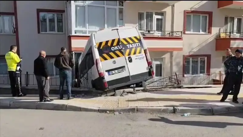 Okul Servisi Balkona Girdi: İki Öğrenci Yaralandı, Detaylar Şok Edici