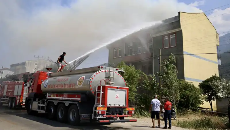 Çatı Katında Meydana Gelen Yangın, Korku Dolu Anlar Yaşattı