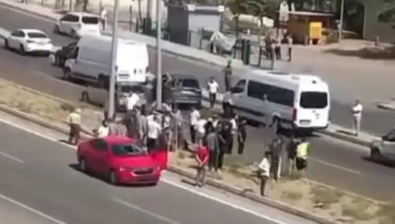 Yolda Aniden Karşısına Çıkan Yayaya Otomobil Çarptı: Kaza Anı Kamerada