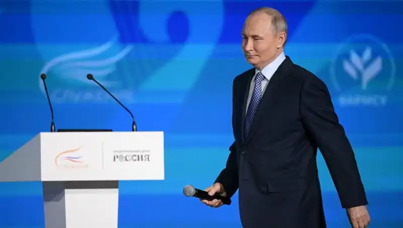 Rusya'da Yabancı Ajan Yasası: Putin'den Çarpıcı İmza