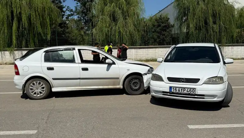 İki Otomobilin Çarpışması Sonucu 2 Kişi Yaralandı
