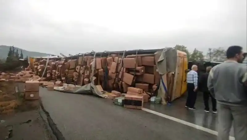 TEM Otoyolu’nda TIR Devrildi, Ankara Yönü Zor Anlar Yaşadı